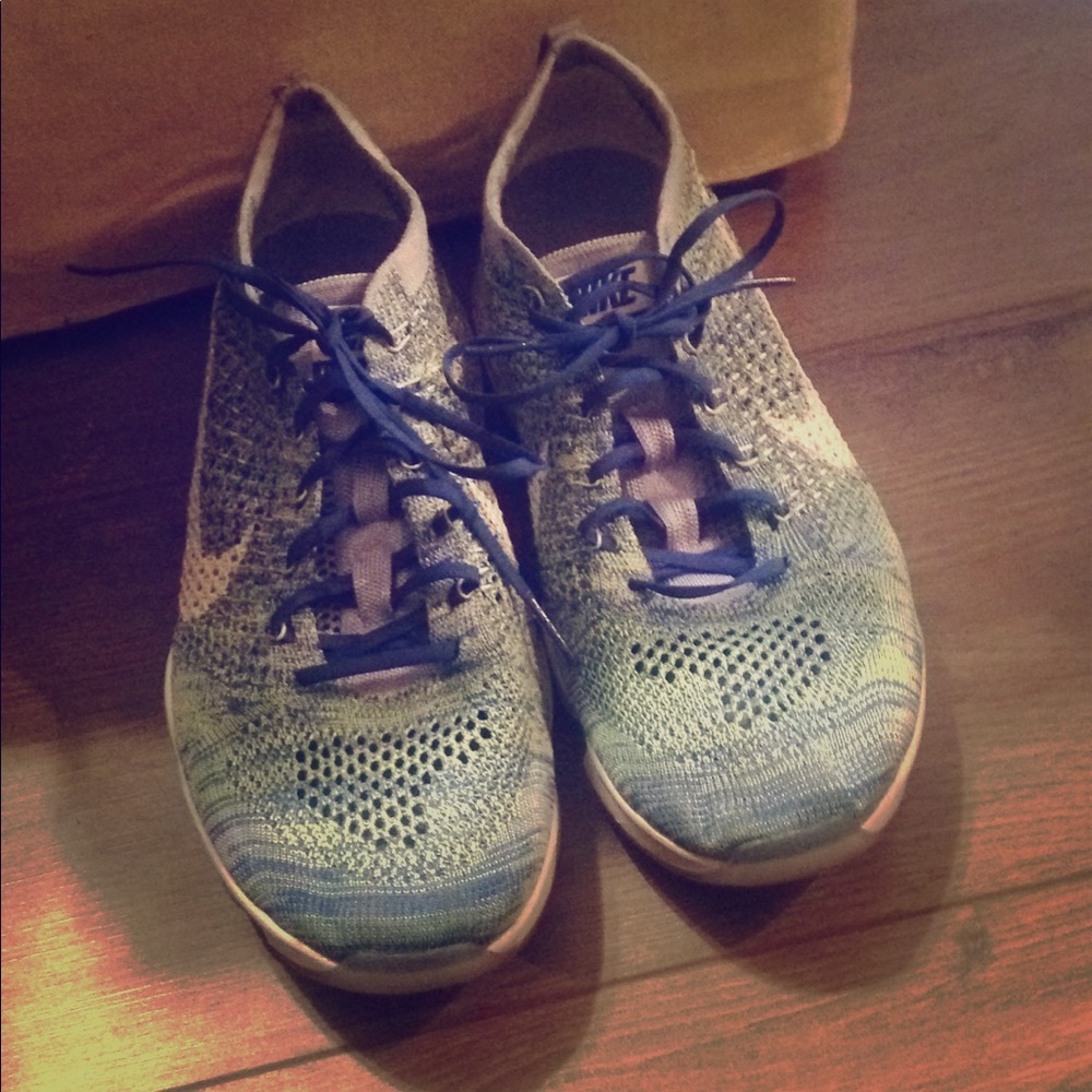 - Women's Nike flyknit zoom